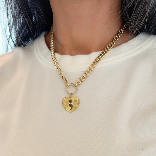 The Beauty of Handcrafted Gold Jewelry: Where Elegance Meets Art